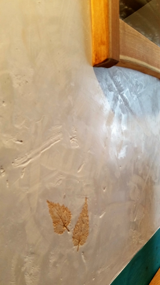 Kalk- Marmorputz mit Brennessel- Blatt
